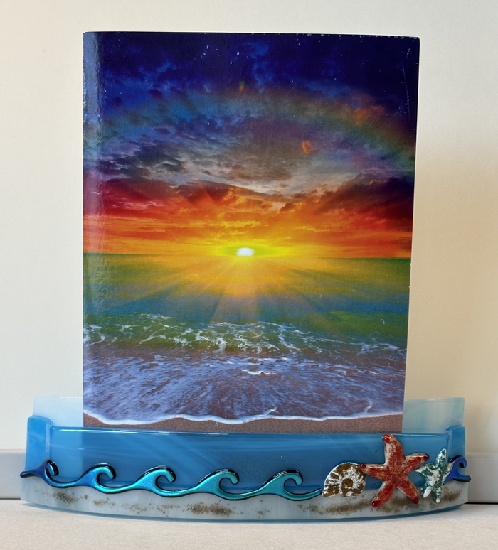 Photo Holders free tutorial cover: a sunset beach photo standing in a curved fused-glass holder, turquoise with dark blue waves, a shell and two starfish along the front.